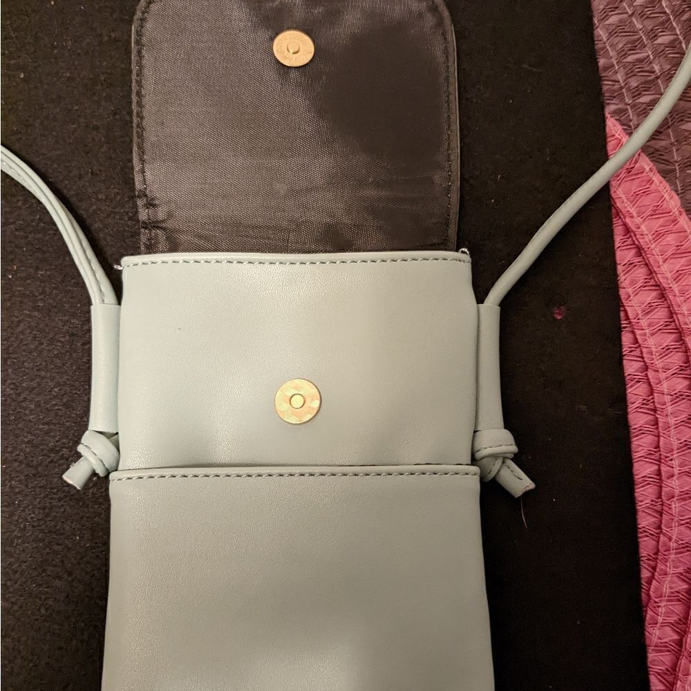 NWOT Izzy & Liv shades of green crossbody